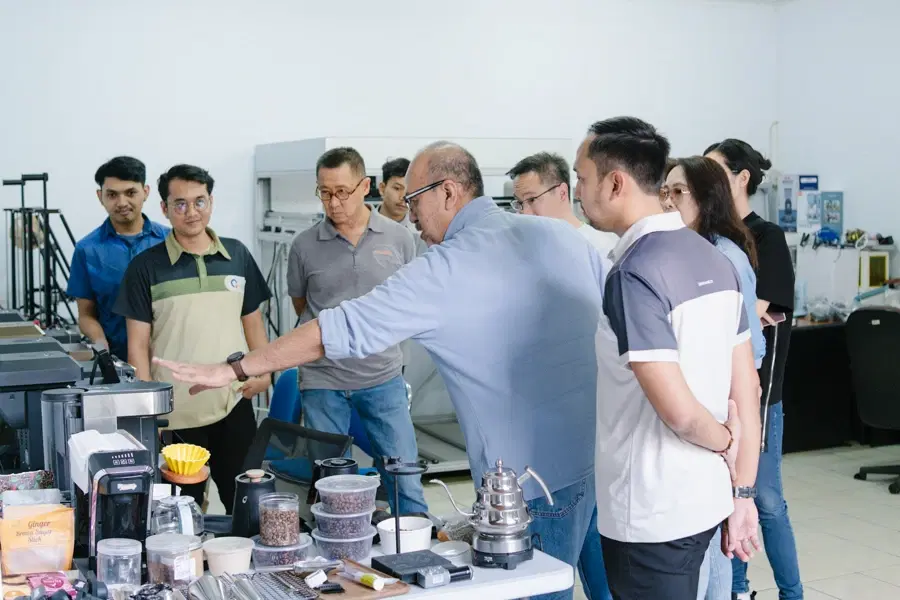 Sesi berbagi bersama para profesional kopi di ruang kerja Qohua
