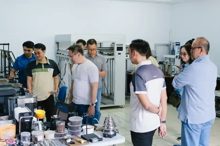 Demonstrasi peralatan kopi Qohua kepada tamu