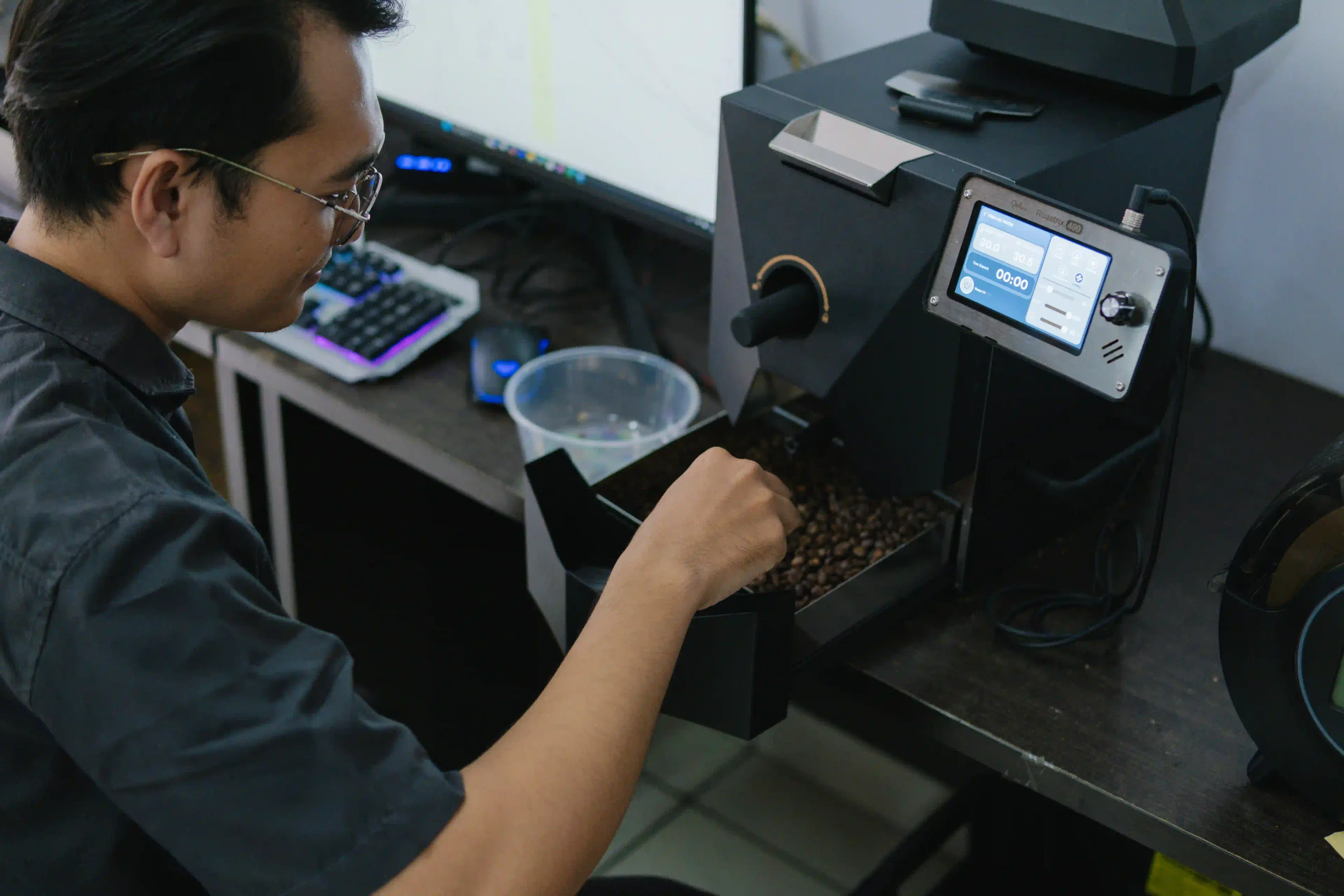 Biji kopi hasil sangrai di wadah pendingin