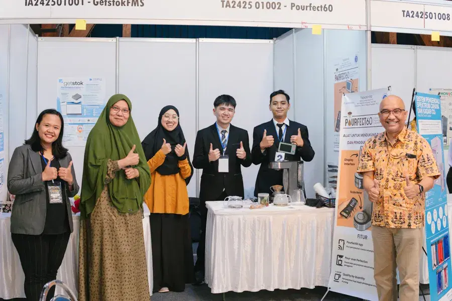 Tim Qohua bersama pengunjung di booth Pourfect60 dalam sebuah pameran